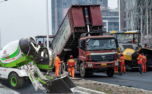 混凝土攪拌車修路圖片